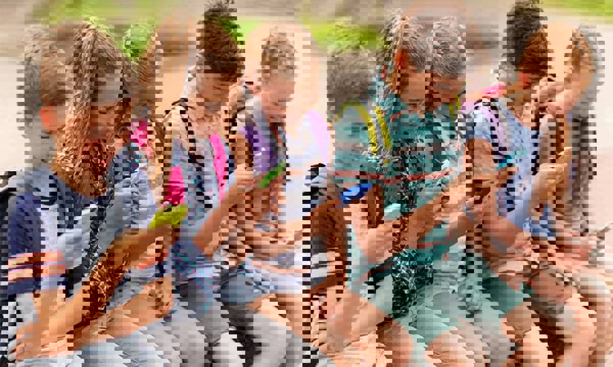 خبراء يحددون عمر الطفل المناسب لامتلاك هاتف ذكي 