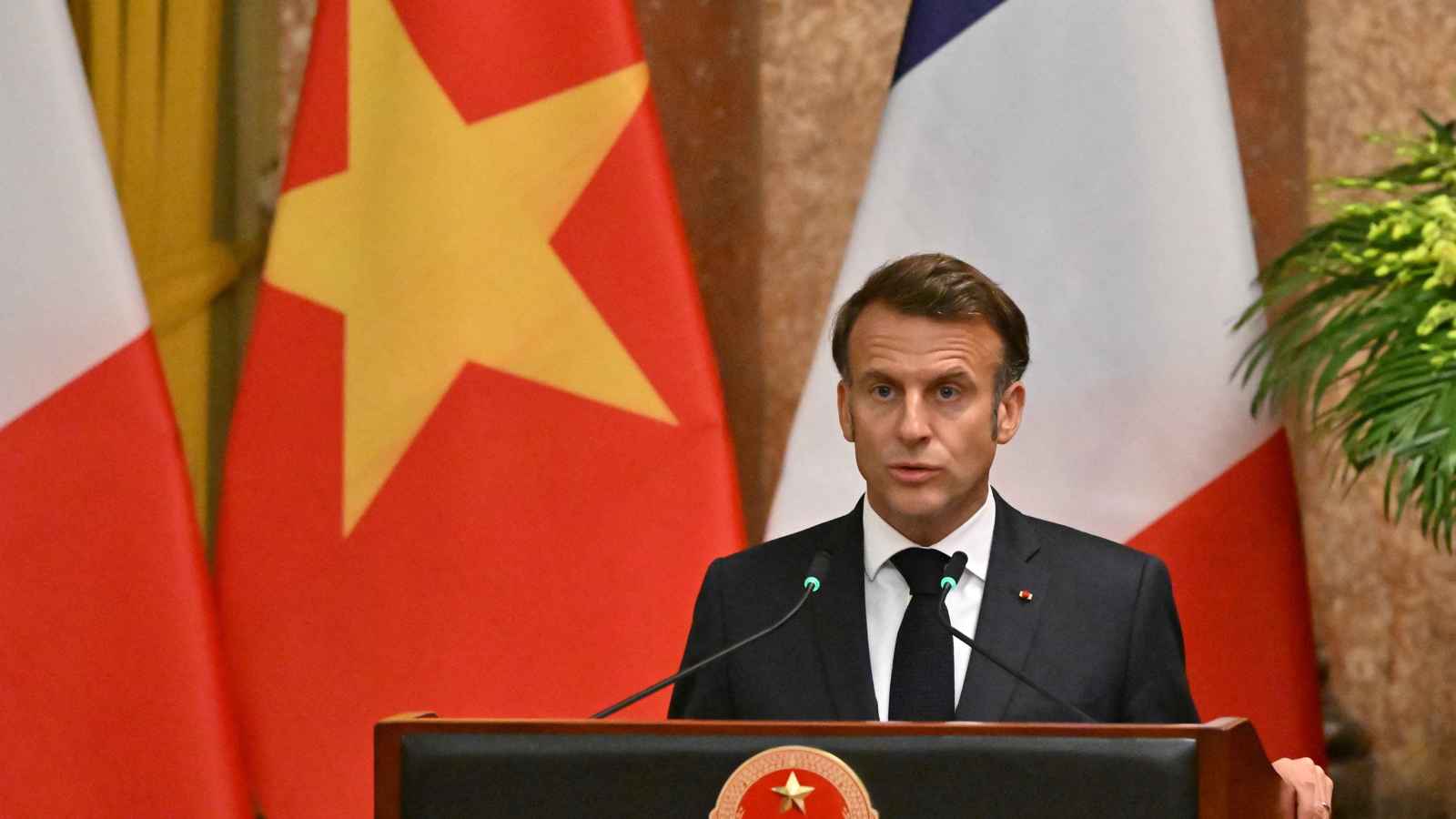 من فيتنام.. ماكرون يلوح بـ"الدبلوماسية الناعمة" للتسلل إلى شرق آسيا