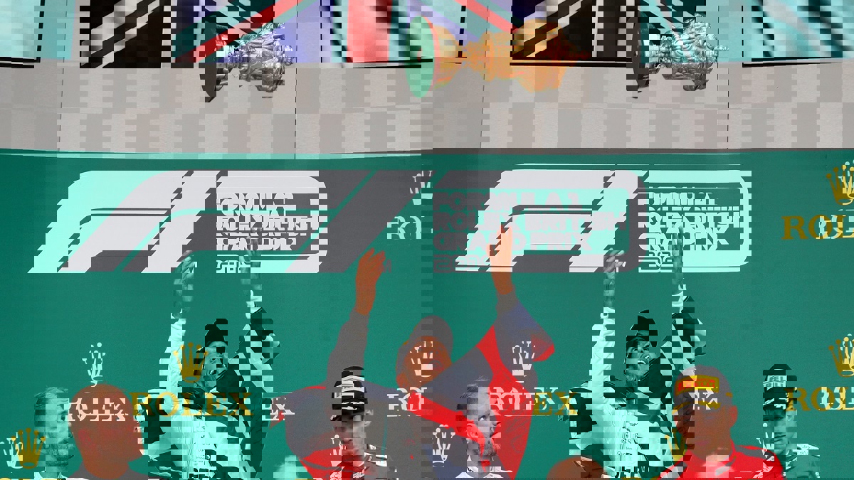 لويس هاميلتون يكسر الرقم القياسي بفوز سادس في سباق جائزة بريطانيا الكبرى