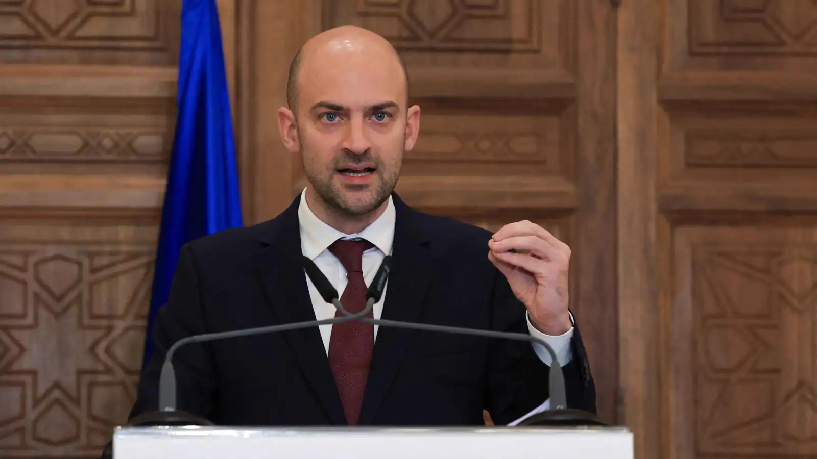 باريس ستستدعي السفير الأمريكي بعد تصريحات بشأن مقتل ناشط فرنسي