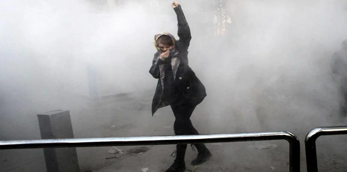 على خلفية الاحتجاجات.. وفاة أول معتقلة جراء التعذيب في السجون الإيرانية (صورة)