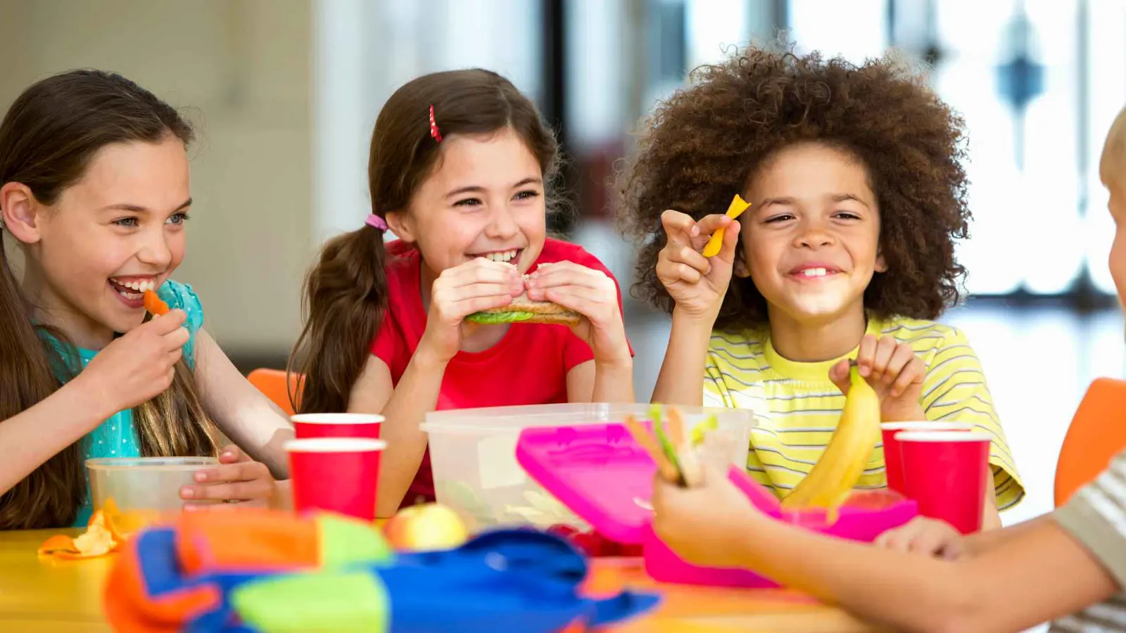 وقت الغداء في المدرسة.. مسرح "خفي" لصقل شخصية طفلك