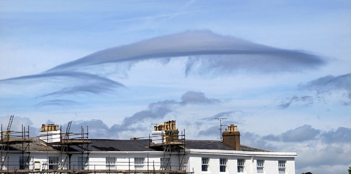 بالصور.. سحب على شكل أجسام مجهولة تثير هلعًا في بريطانيا