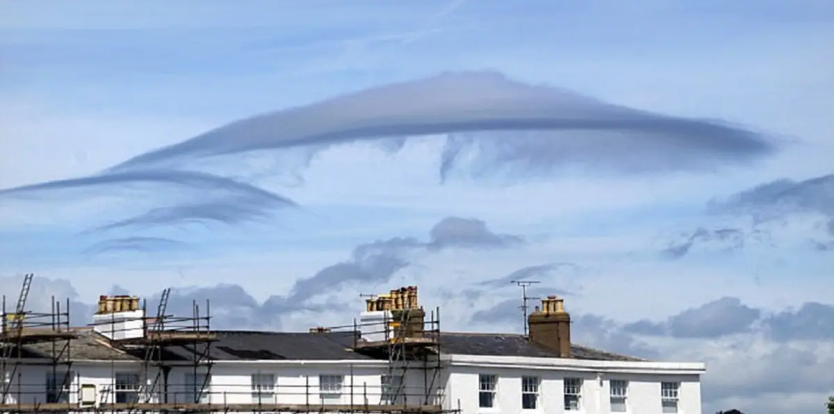 بالصور.. سحب على شكل أجسام مجهولة تثير هلعًا في بريطانيا