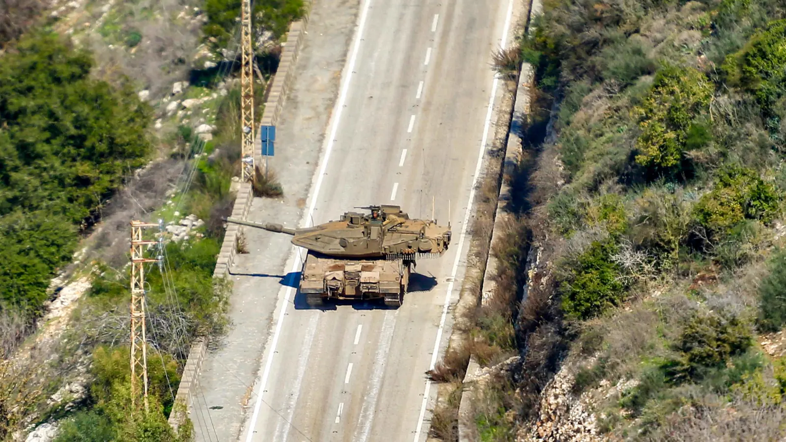 "بلومبيرغ": إسرائيل تسعى للاحتفاظ بـ"عدد قليل" من المواقع المرتفعة في لبنان