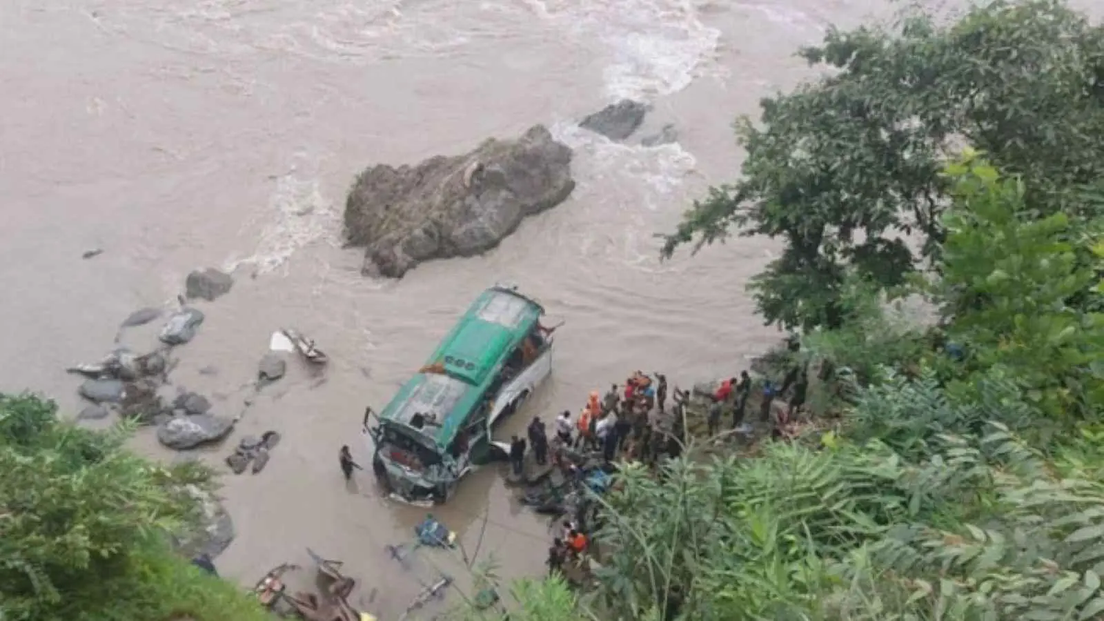 العروس "الناجية الوحيدة".. 18 قتيلاً بحادث حافلة زفاف في باكستان (فيديو)