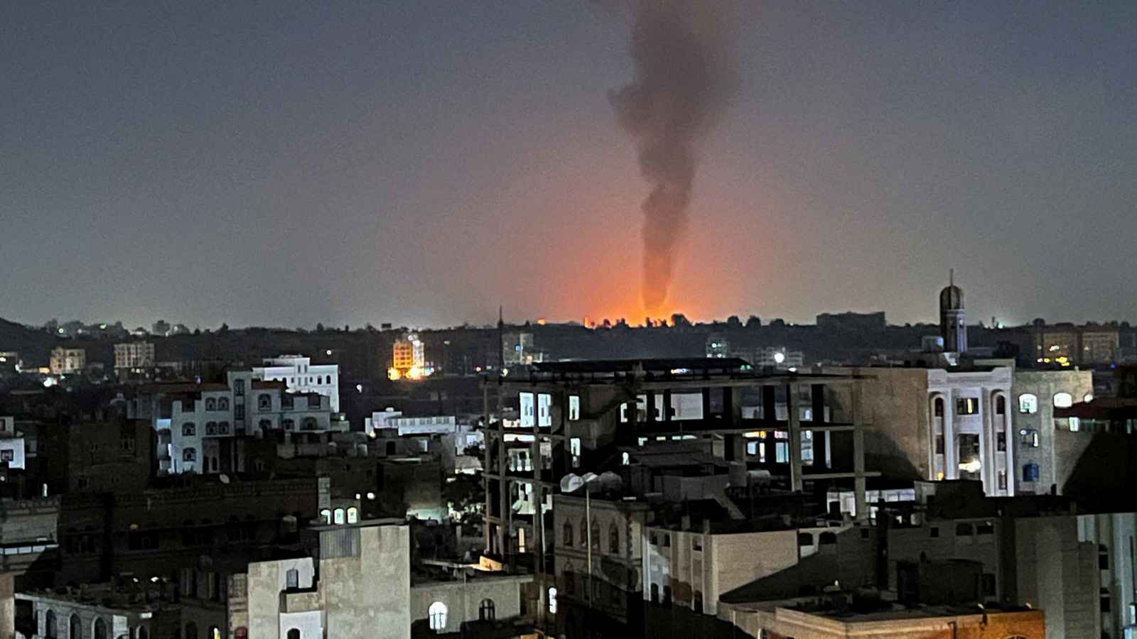 4 غارات أمريكية بريطانية على معاقل الحوثيين في الحديدة (فيديو)