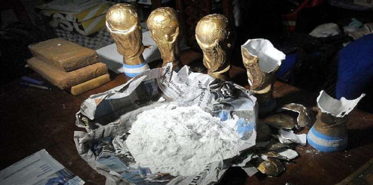 العثور على كوكايين وأكياس ماريغوانا داخل نماذج لكأس العالم (صور)