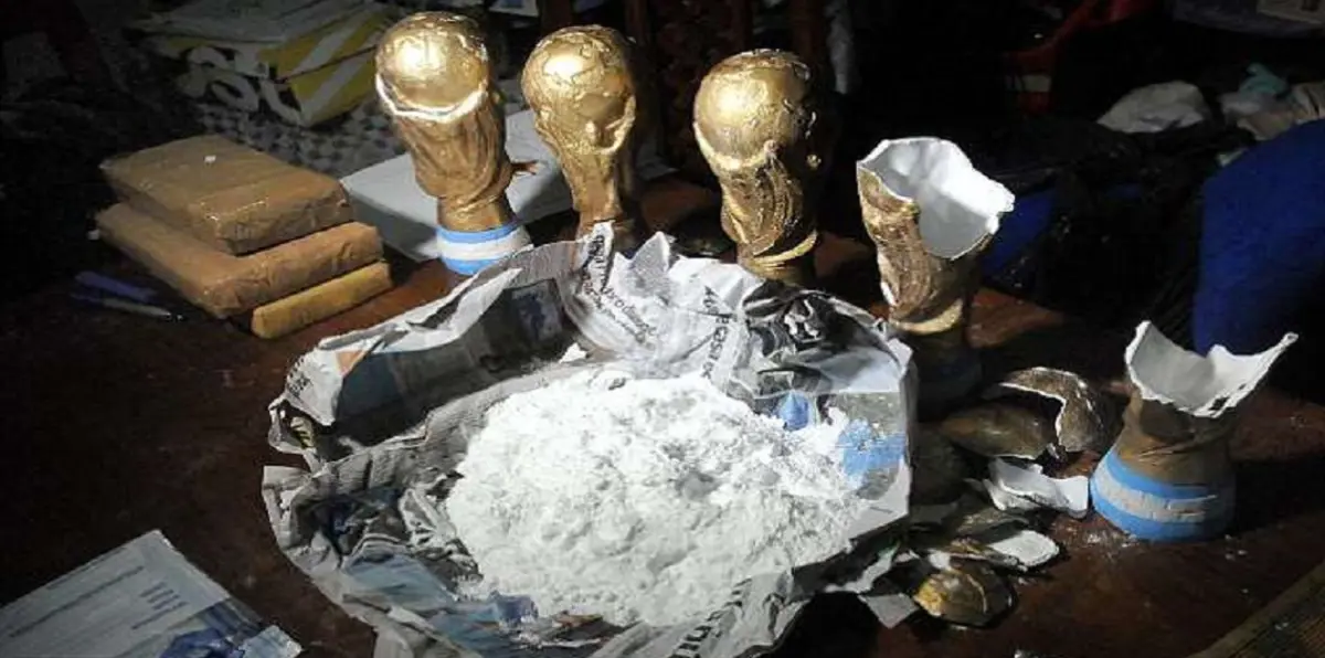 العثور على كوكايين وأكياس ماريغوانا داخل نماذج لكأس العالم (صور)