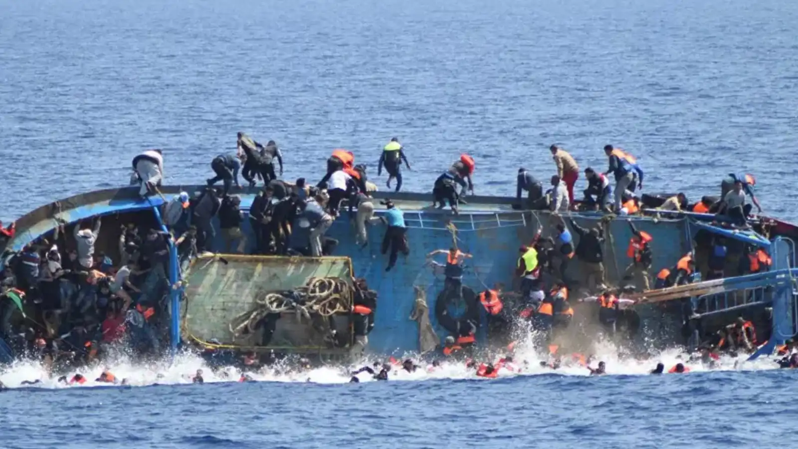 وفاة 4 مهاجرين بعد غرق سفينة قبالة ليسبوس اليونانية