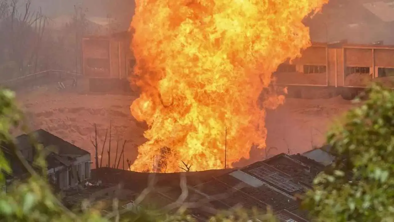 دمّر عشرات المنازل.. أكثر من 100 إصابة في حريق هائل بماليزيا (فيديو)