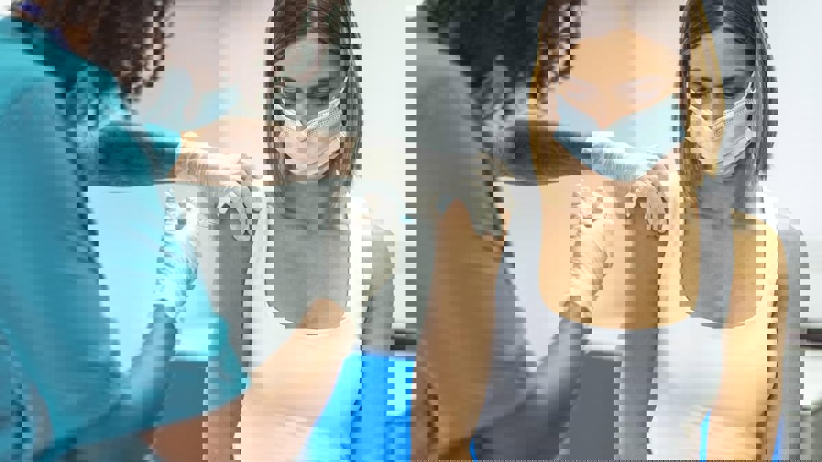 منحها "إعاقة دائمة".. أول أمريكية تقاضي "أسترازينيكا" بسبب اللقاح (صور)