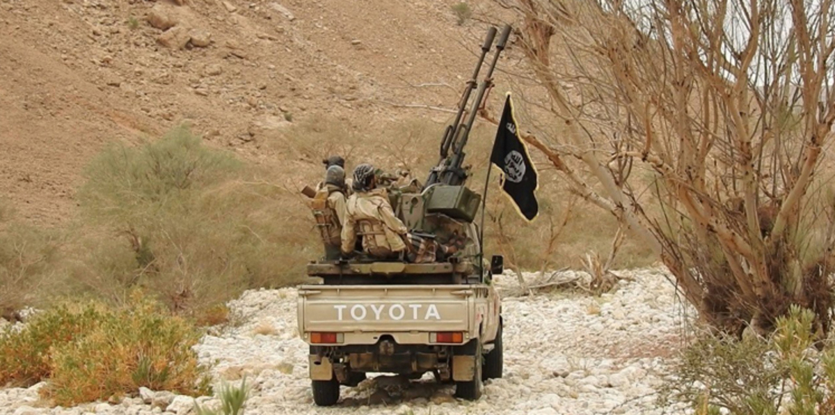 بالصور.. "داعش" يقيم معسكرًا تدريبيًا في محافظة حضرموت