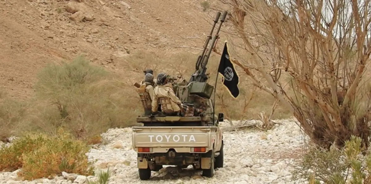 بالصور.. "داعش" يقيم معسكرًا تدريبيًا في محافظة حضرموت