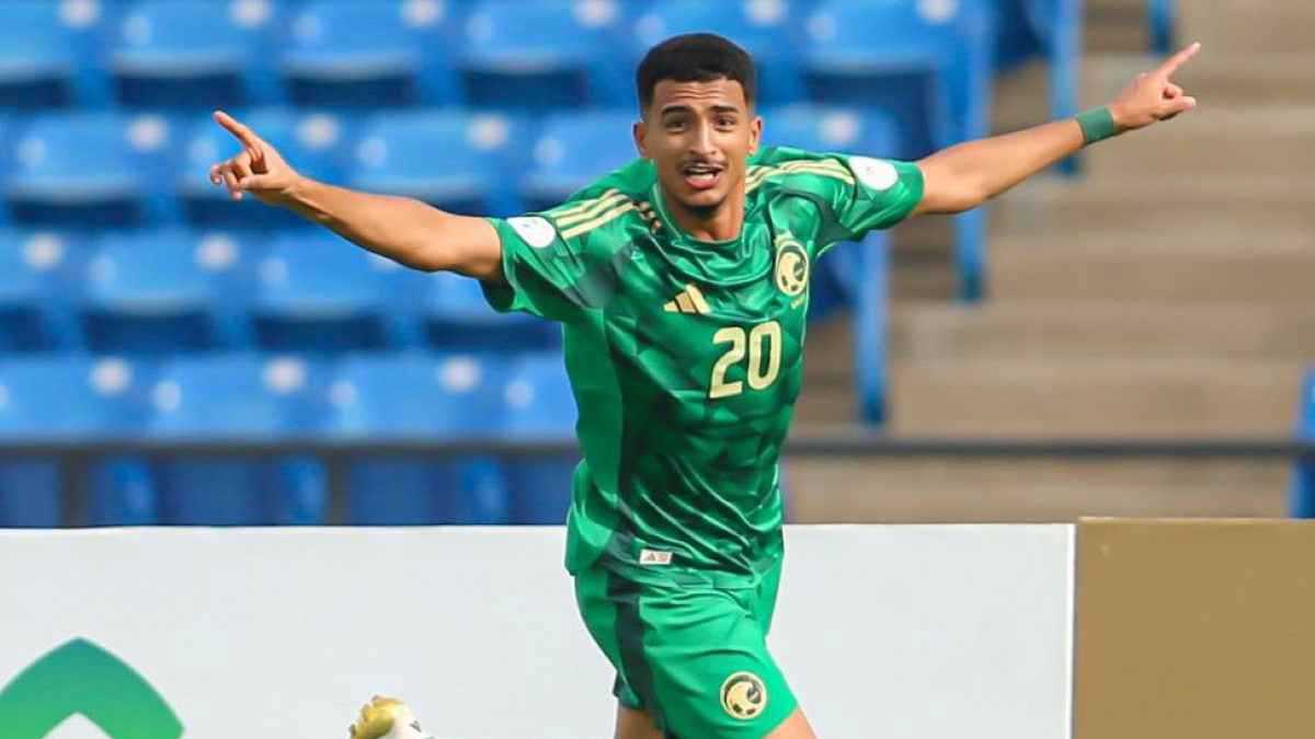 يقلد أسطورة الهلال..  سر احتفال عبد العزيز الشمري أمام اليمن (صور)