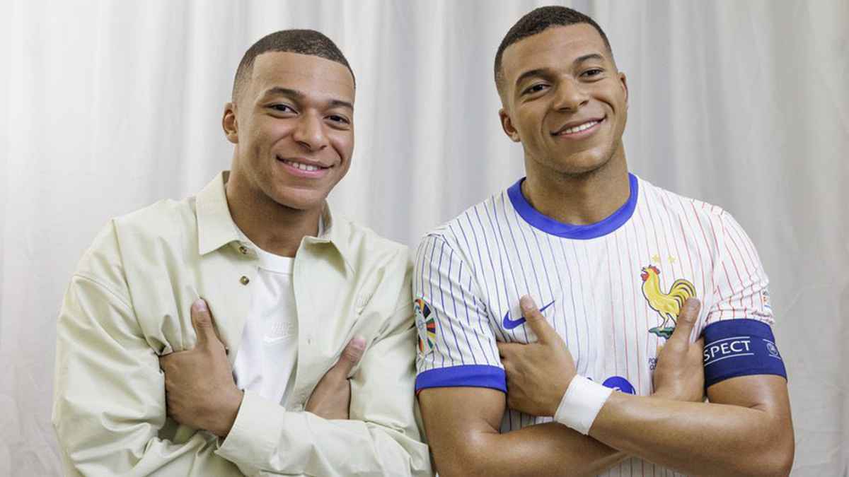 طبق الأصل.. مبابي مع تمثاله في لندن (صور)