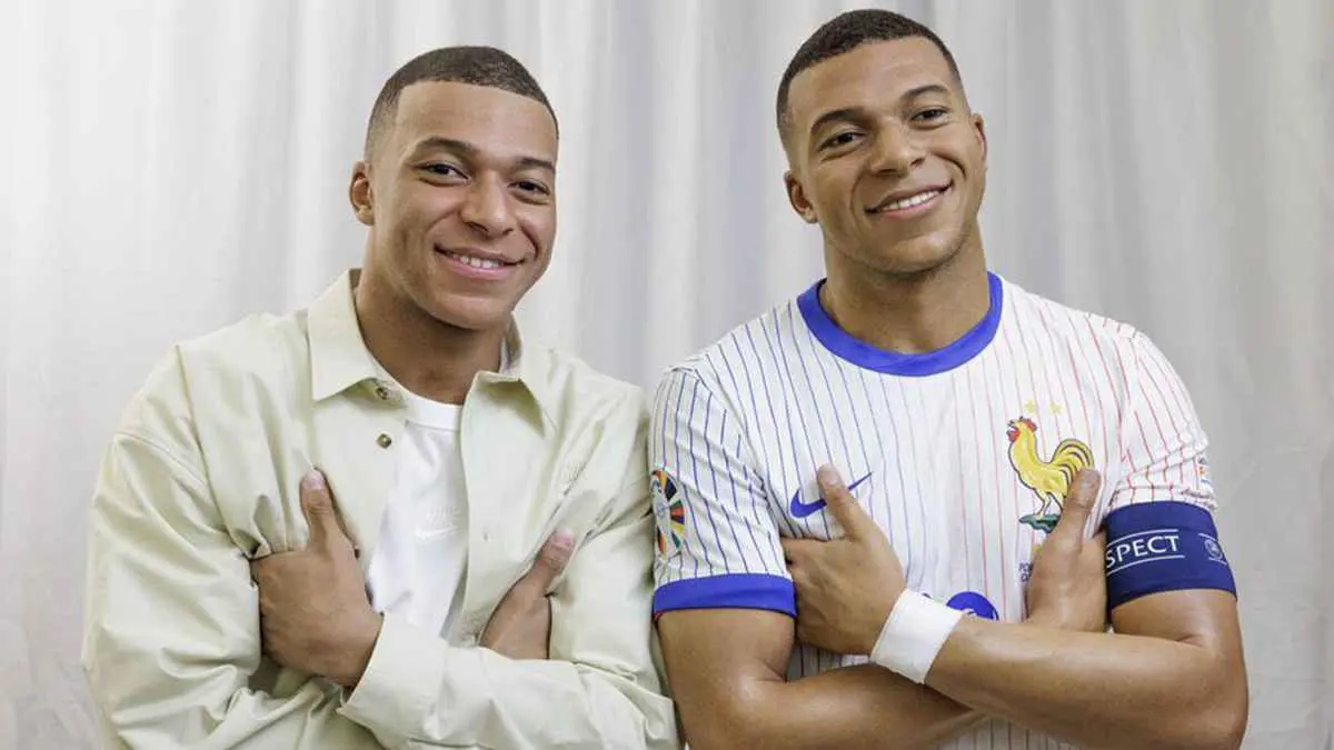 طبق الأصل.. مبابي مع تمثاله في لندن (صور)