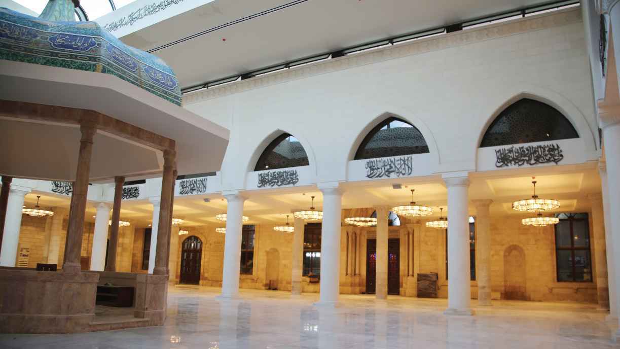 المسجد الحسيني.. "عبق تاريخي" وروحانيات عمانية