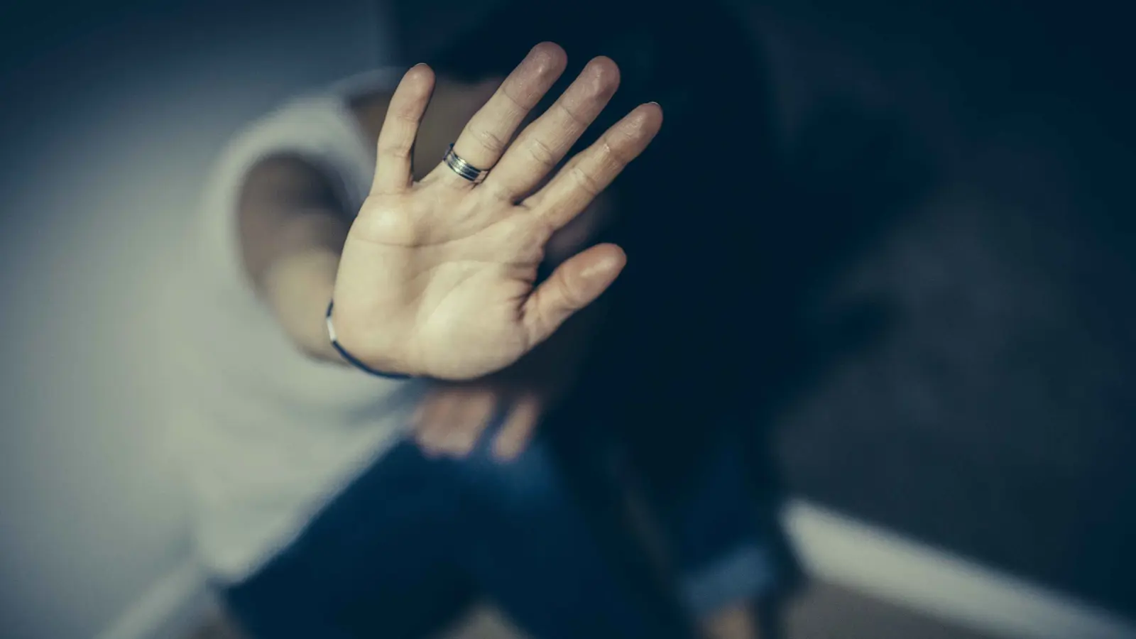 مصر.. حلق شعر زوجته وسط الشارع بسبب "تيك توك" (صور)