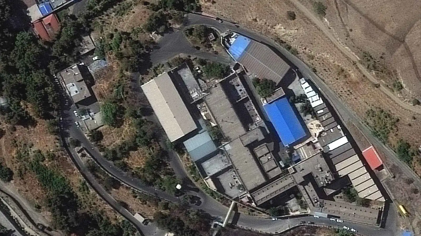 أحدهم مع والدته.. تقارير عن عزل وقمع سجناء سياسيين في إيران