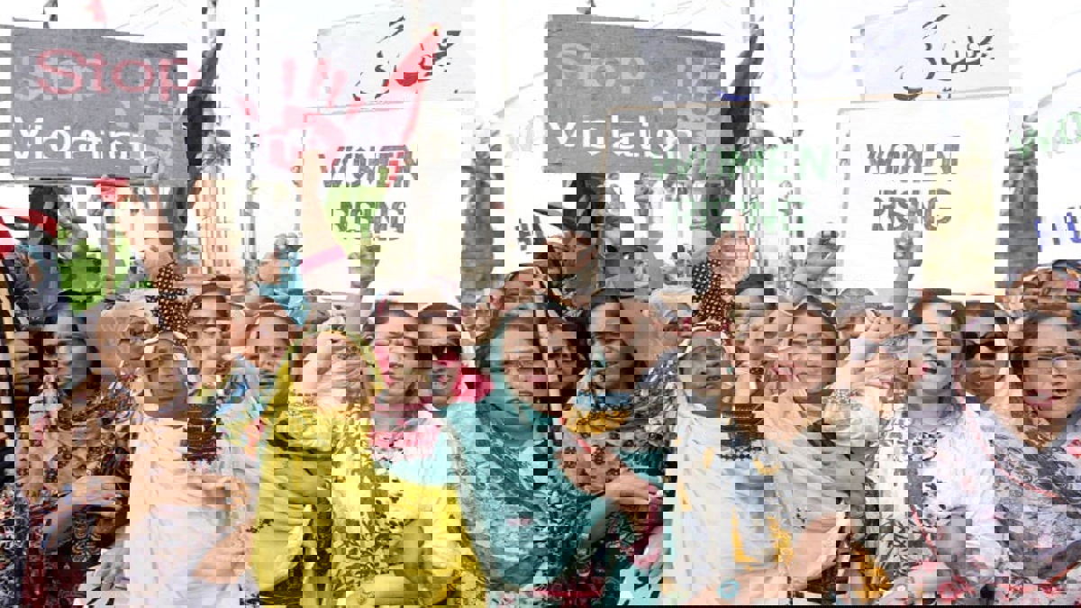 تهديدات بالقتل والاغتصاب لنساء نظّمن مسيرة في باكستان‎