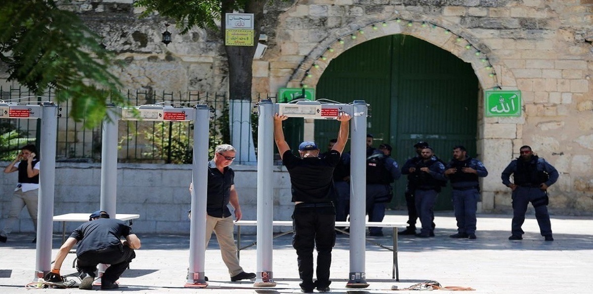 مسؤول في "الشاباك" يطالب بإزالة البوابات الإلكترونية من الأقصى ويصفها بـ "الغباء الإستراتيجي"