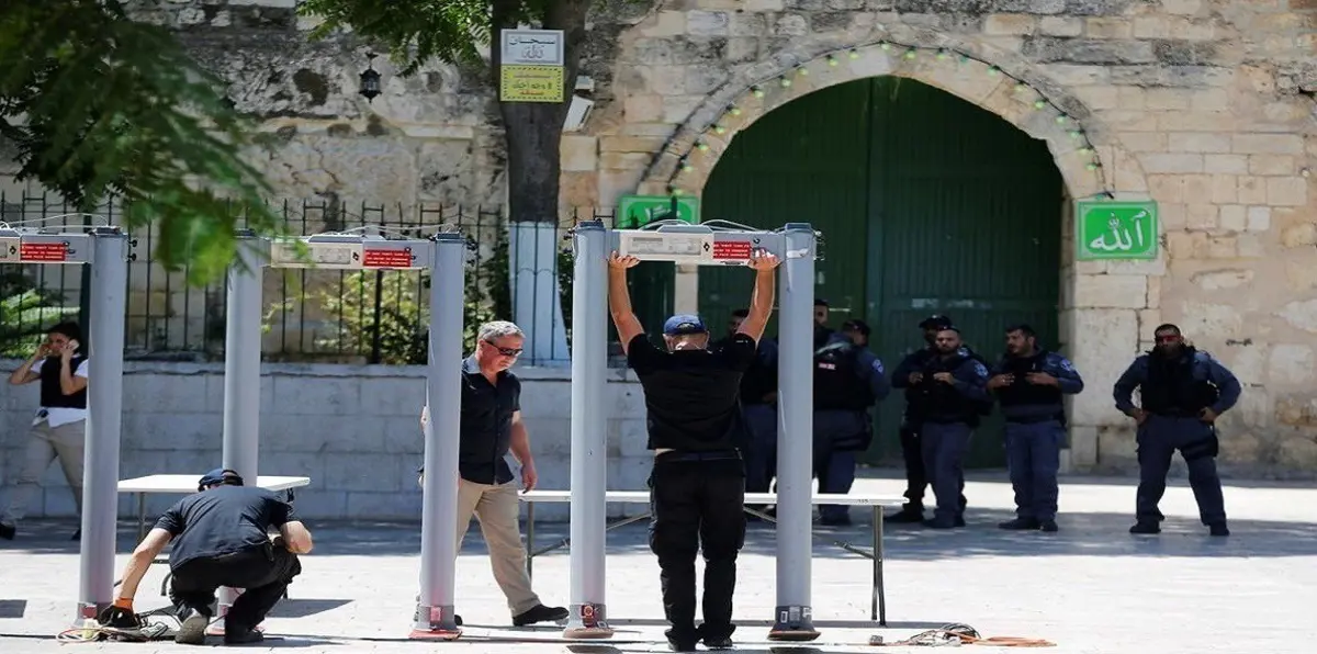 مسؤول في "الشاباك" يطالب بإزالة البوابات الإلكترونية من الأقصى ويصفها بـ "الغباء الإستراتيجي"