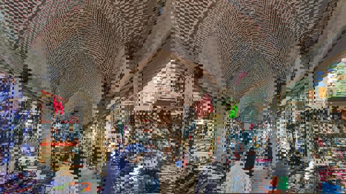 حريق يلتهم أكبر سوق للأحذية في العاصمة الإيرانية طهران (فيديو)