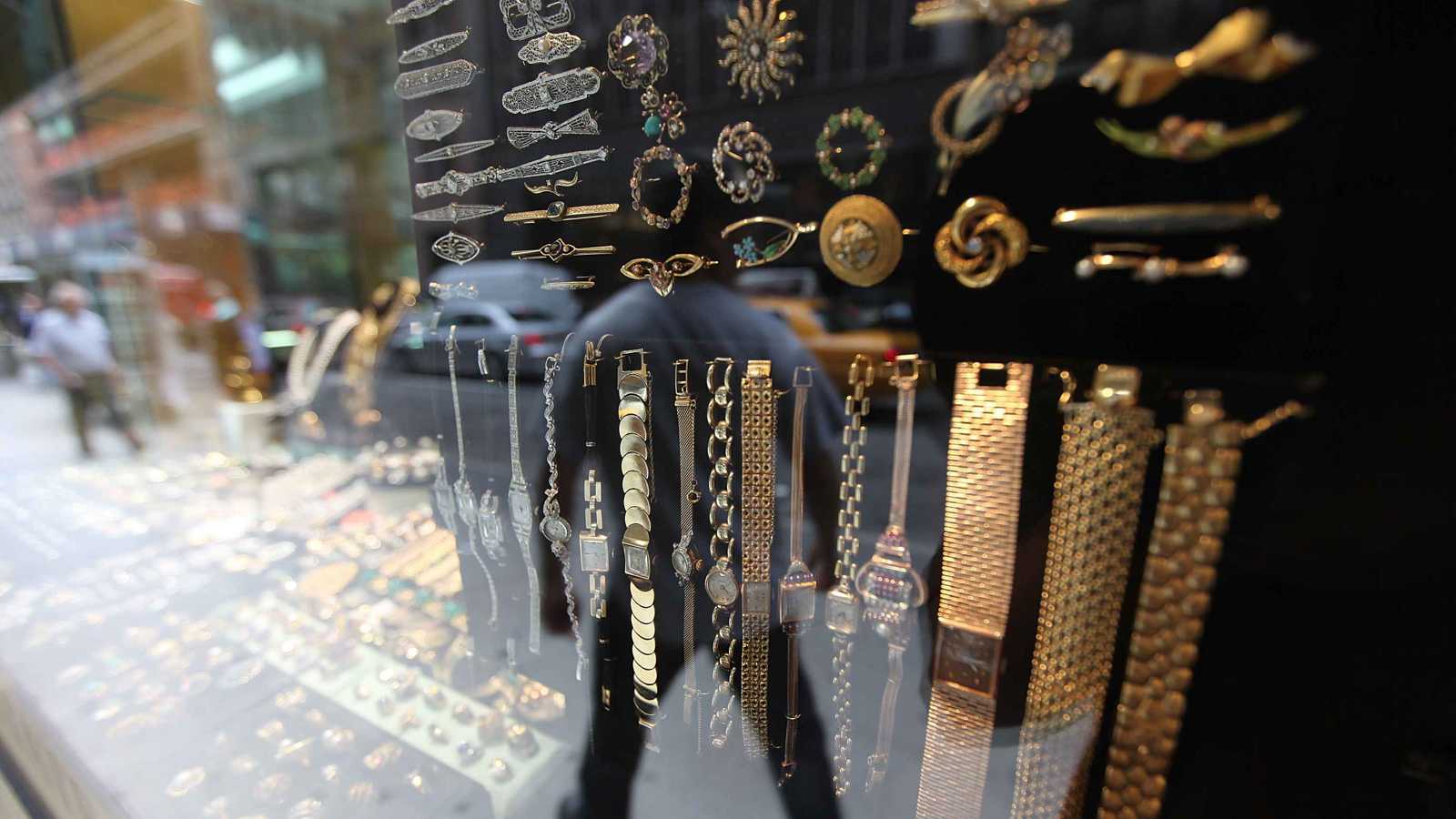 ارتفاع الذهب والفضة والبلاتين لمستويات قياسية