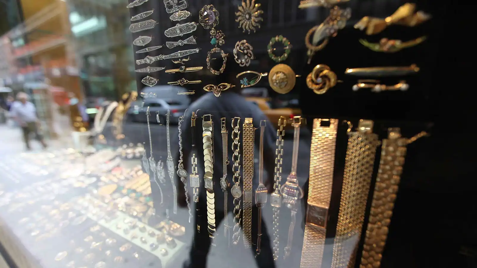 ارتفاع الذهب والفضة والبلاتين لمستويات قياسية