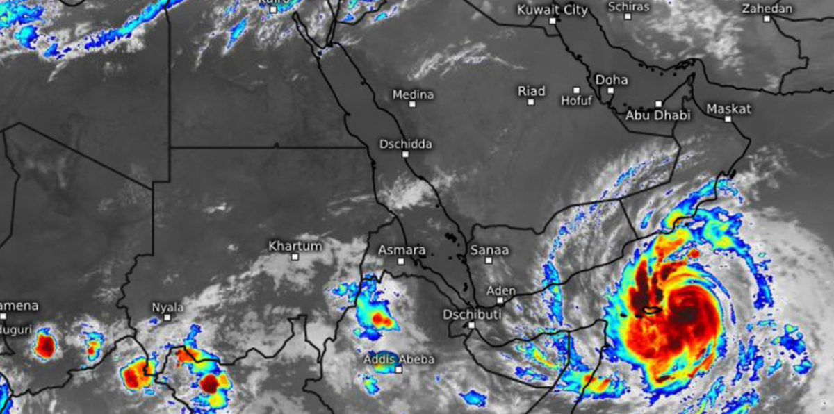 الإعصار "مكونو" يزداد قوة قبل وصوله للسواحل العُمانية