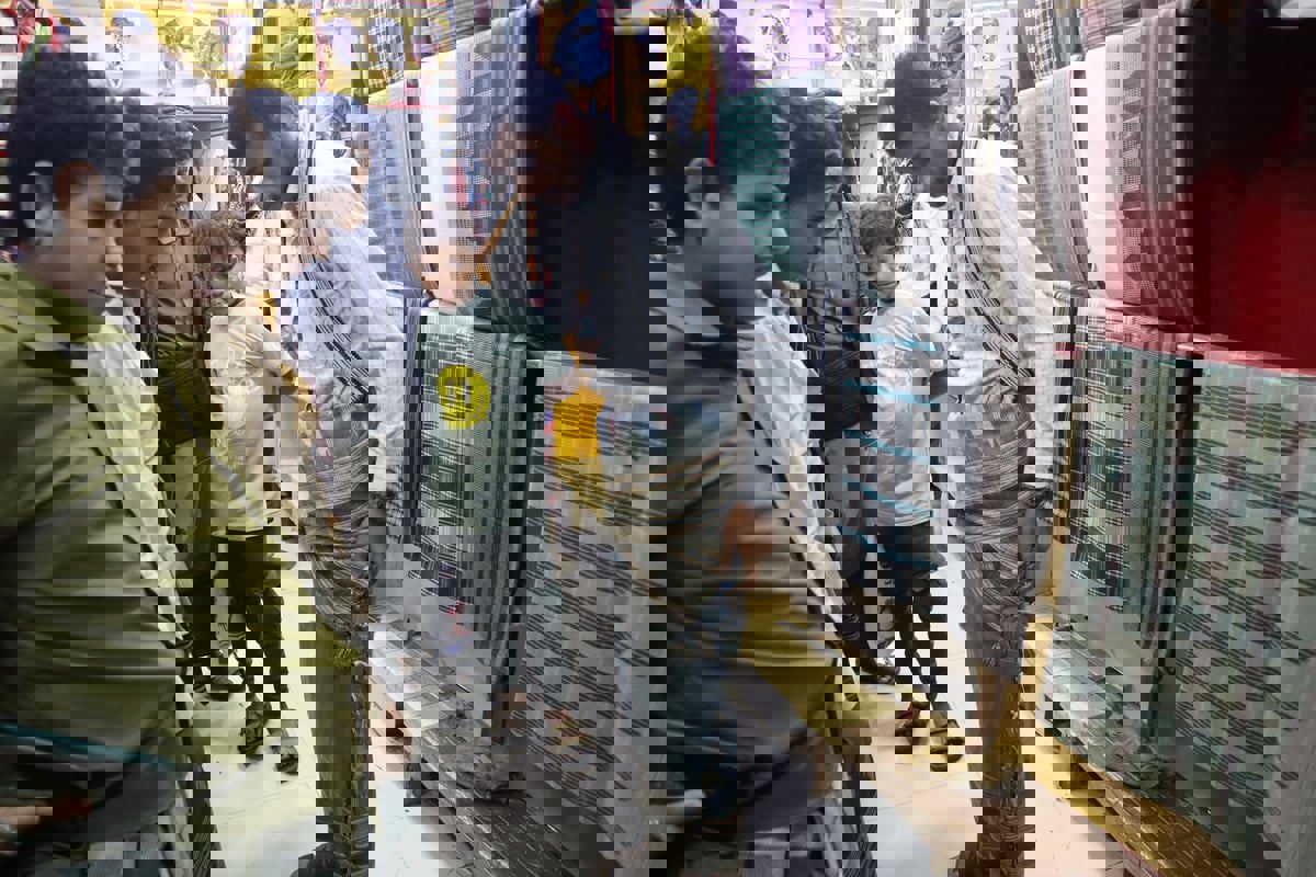 "المِعوَز".. لباس قديم يوشح اليمنيين في العيد ويقاوم الأزياء العصرية