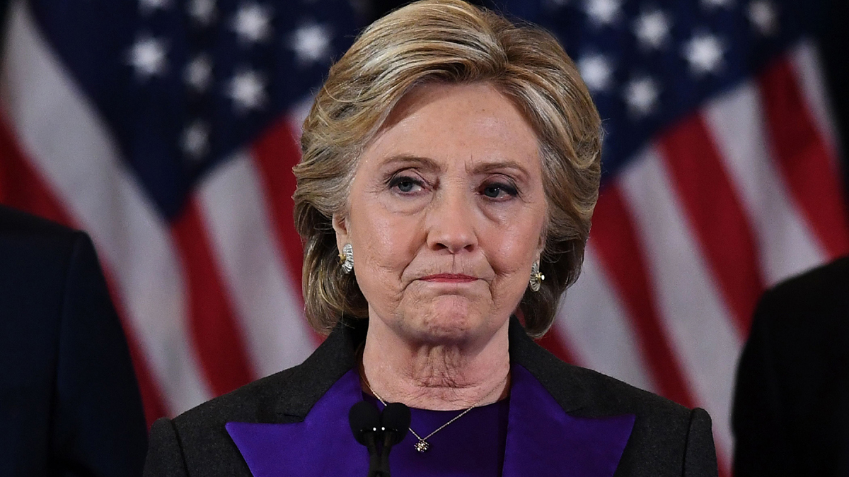 كلينتون تحض بايدن على عدم الإقرار بالهزيمة إذا كانت النتيجة متقاربة