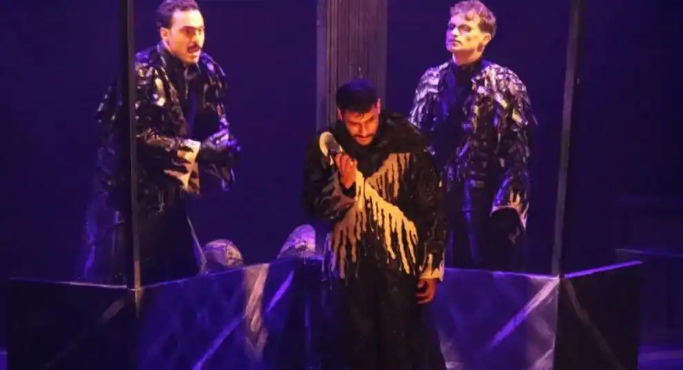 مشهد من مسرحية قمرة