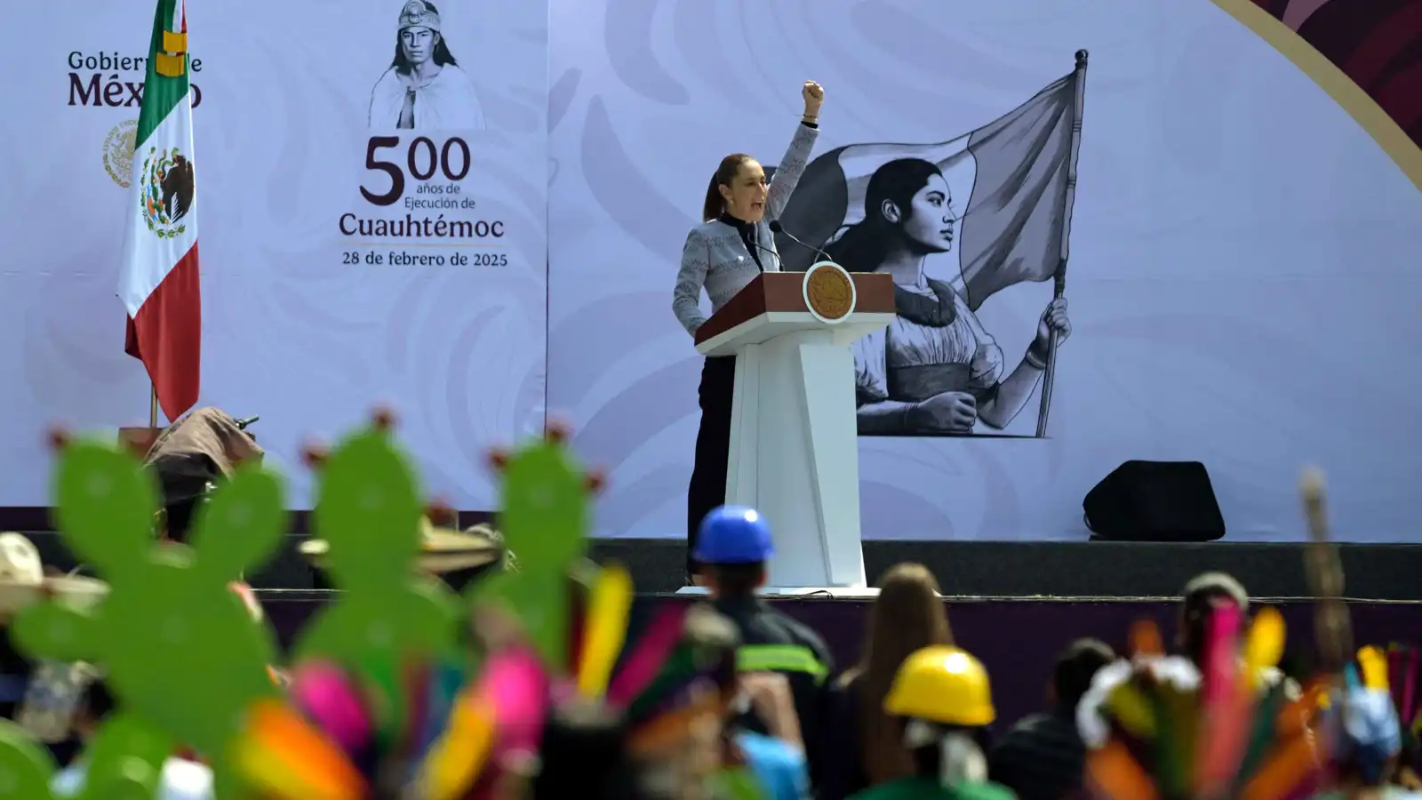 فيديو يشعل المكسيك.. رجل يفاجئ الرئيسة بقبلة ولمسة مثيرة للجدل أمام الكاميرات