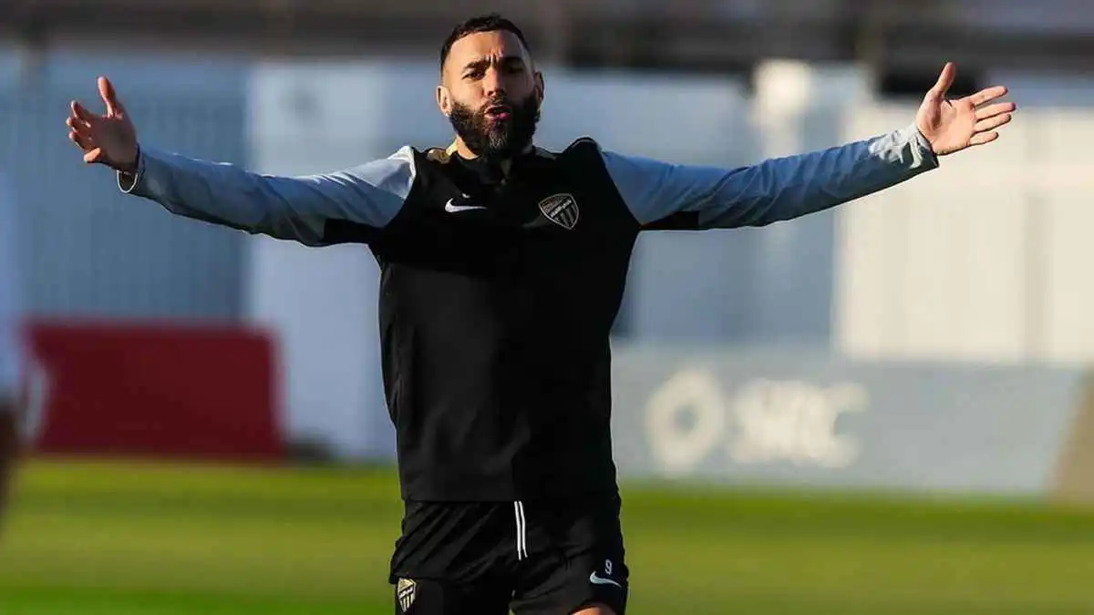 هل يعد انتقال بنزيما إلى الهلال خيانة للاتحاد؟