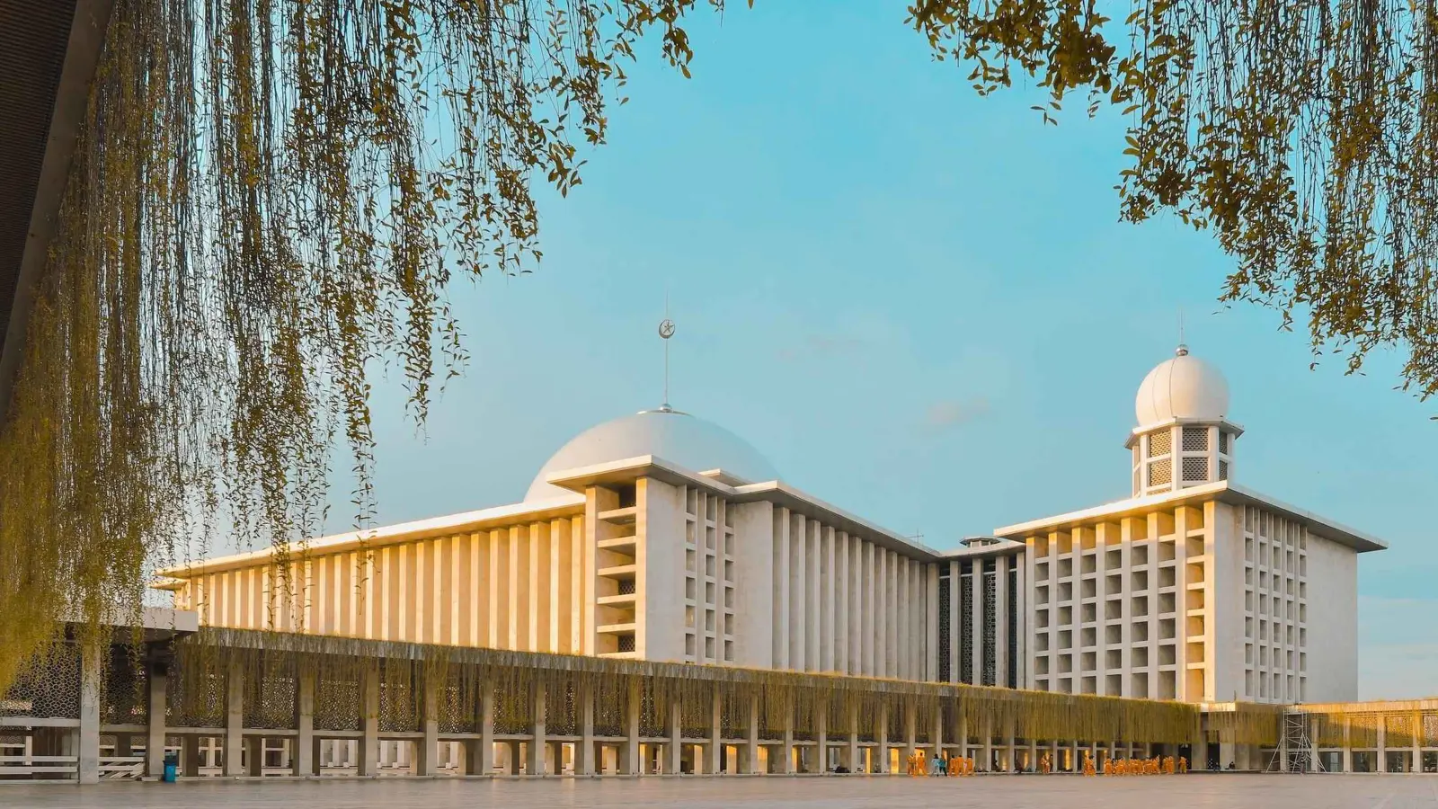 مسجد الاستقلال في إندونيسيا.. نموذج فريد للهندسة الدينية (صور)