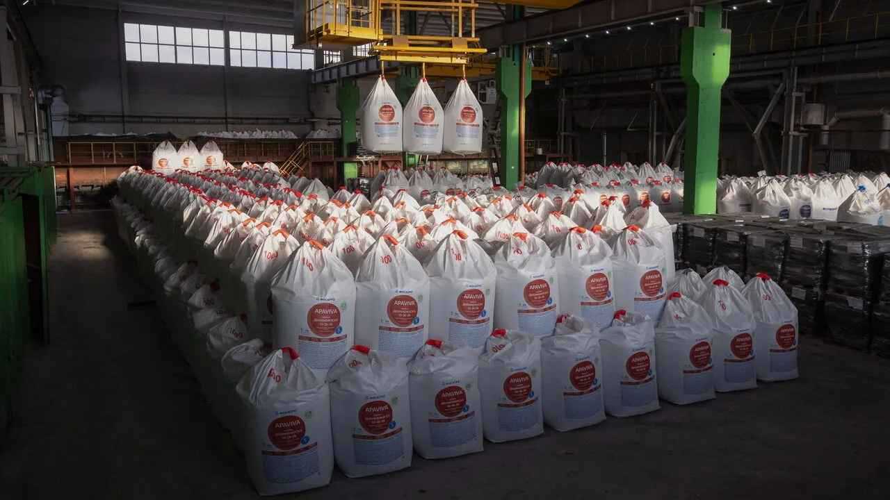 وسط الحظر الأوروبي على الغاز.. الأموال تتدفق إلى موسكو عبر الأسمدة