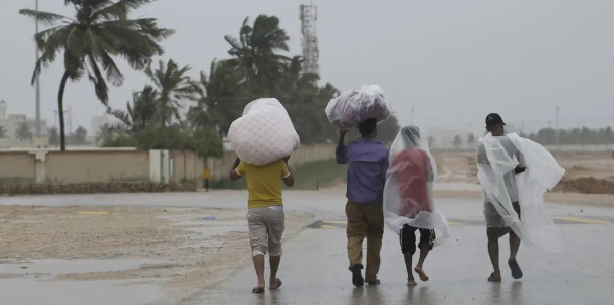 بالفيديو.. إعصار مكونو يقذف مراسل "الجزيرة"