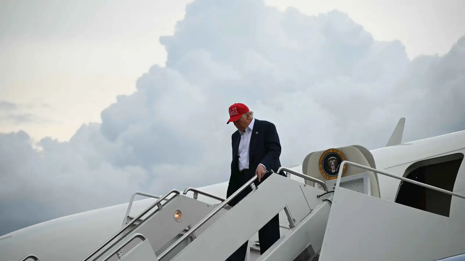 عطل كهربائي يجبر طائرة ترامب على العودة خلال رحلته إلى دافوس