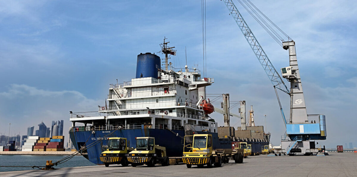 السعودية والإمارات توقفان صادرات السكر الأبيض إلى قطر