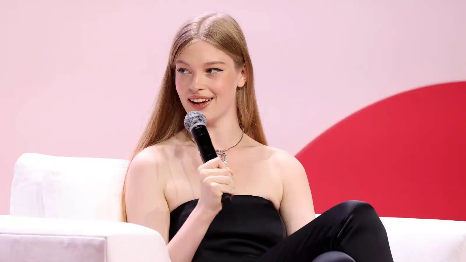 ابنة إيلون ماسك تثير الجدل حول طفولتها "المعزولة"