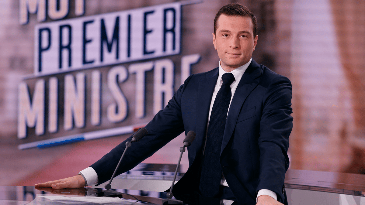 زعيم "اليمين المتطرف" يهدد بإلغاء قانون "حق الأرض" في فرنسا