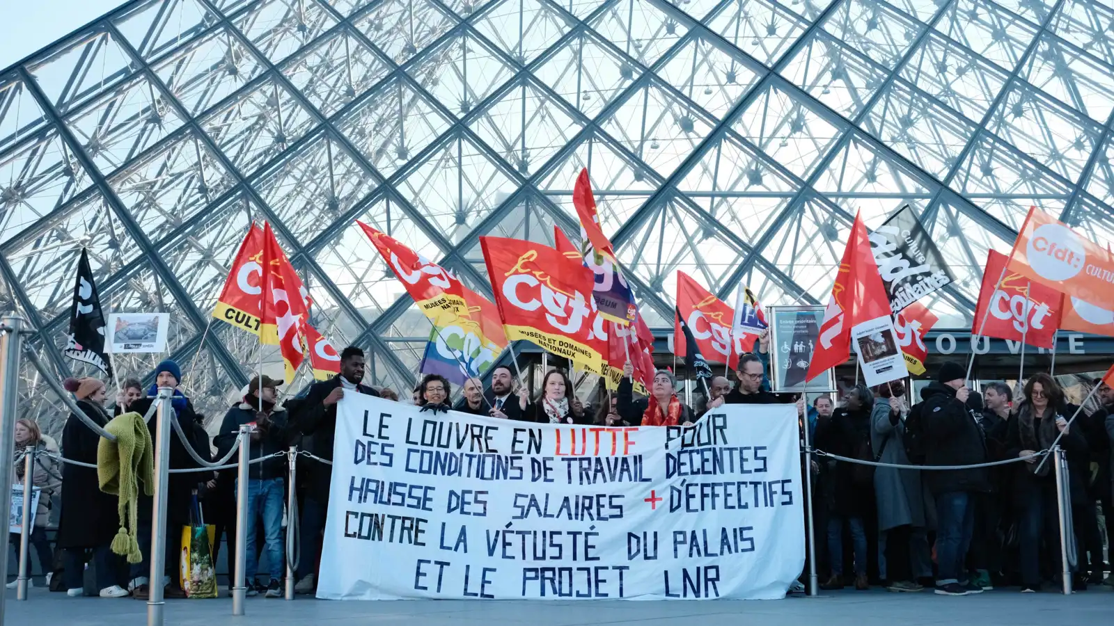 أزمة "اللوفر" تتدحرج مع تمديد إضراب الموظفين