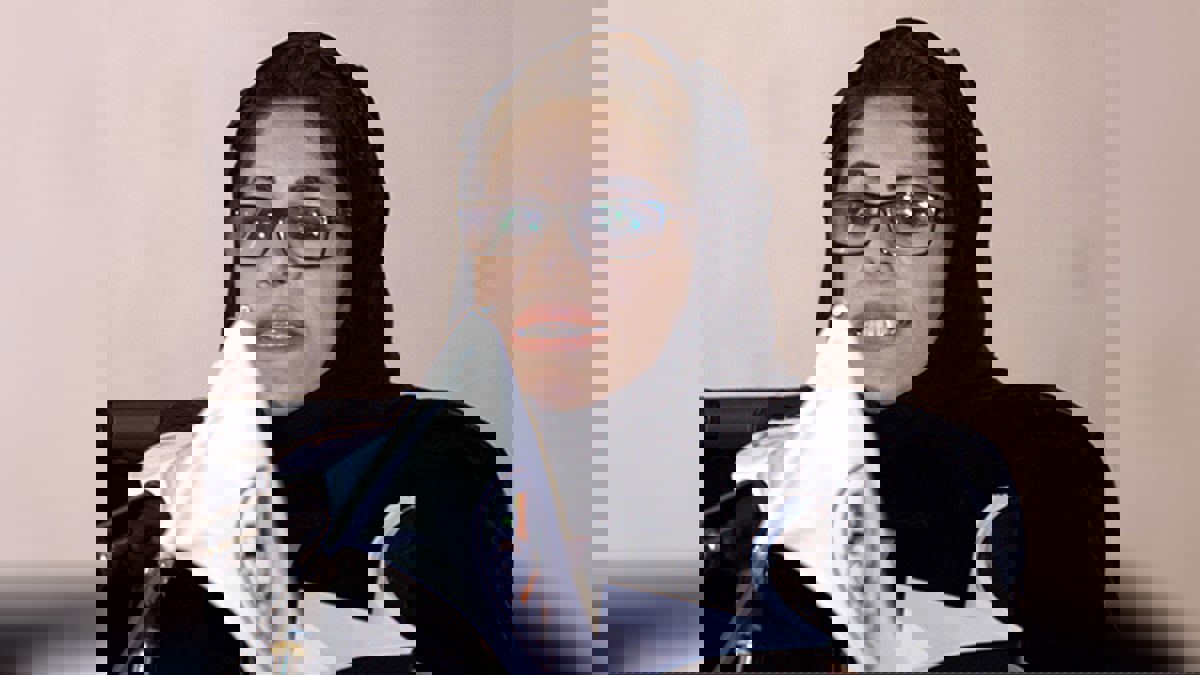 الشاعرة السعودية هدى الدغفق تلتقط كُنْهَ الزّمن وتحوّله لقصائد