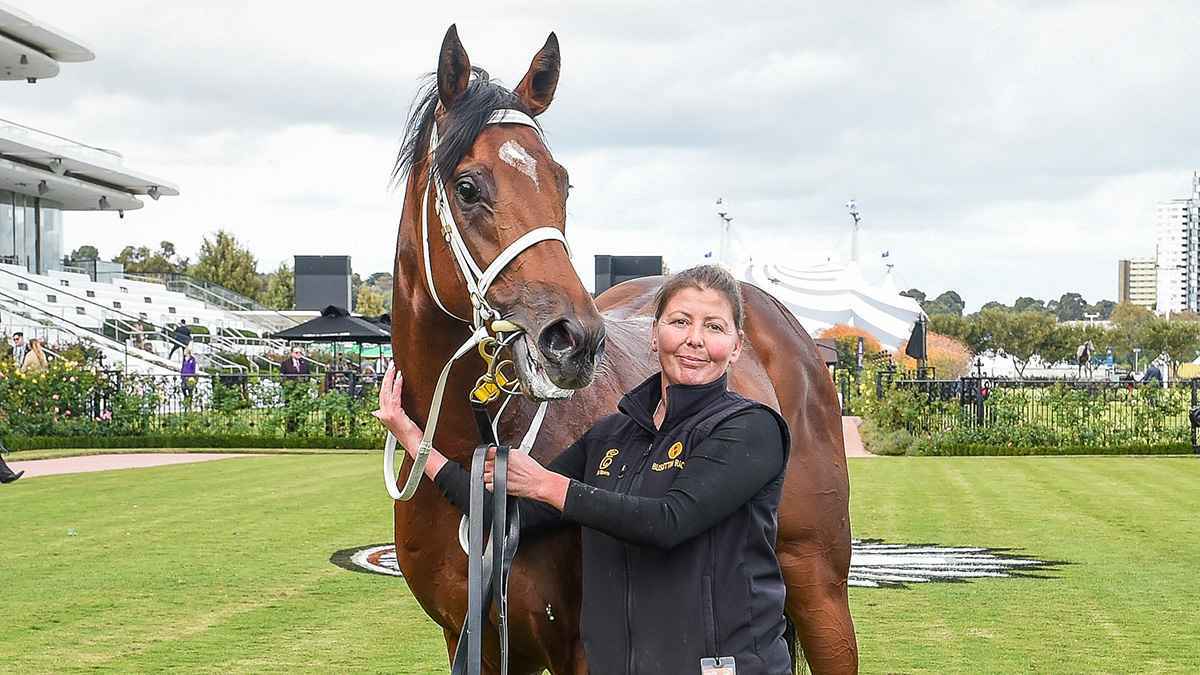 الحصان ركلها في الرأس.. وفاة مفاجِئة لفارسة أسترالية