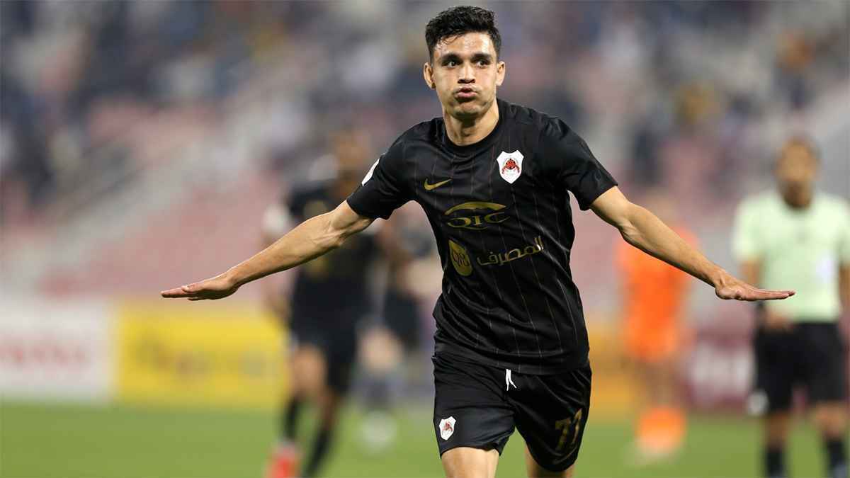 استعدادا لارتداء قميص الأهلي.. أشرف بن شرقي يصل القاهرة (صور)