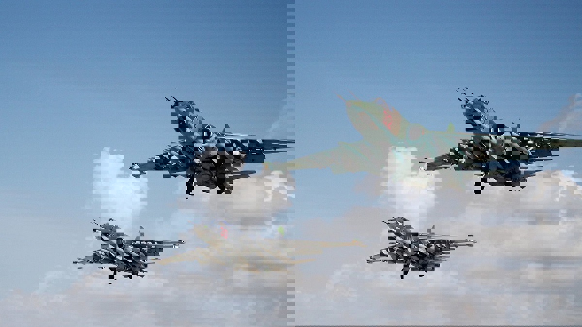 مقتل 3 سوريين بغارات روسية على تجمع للنازحين في إدلب