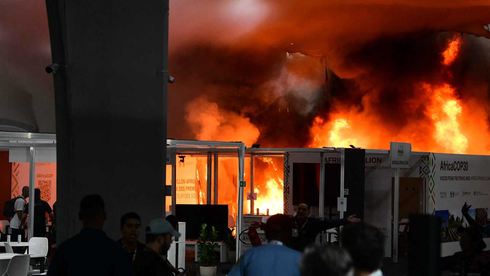 الكشف عن السبب المحتمل وراء حريق مقر "كوب 30" في البرازيل (فيديو)