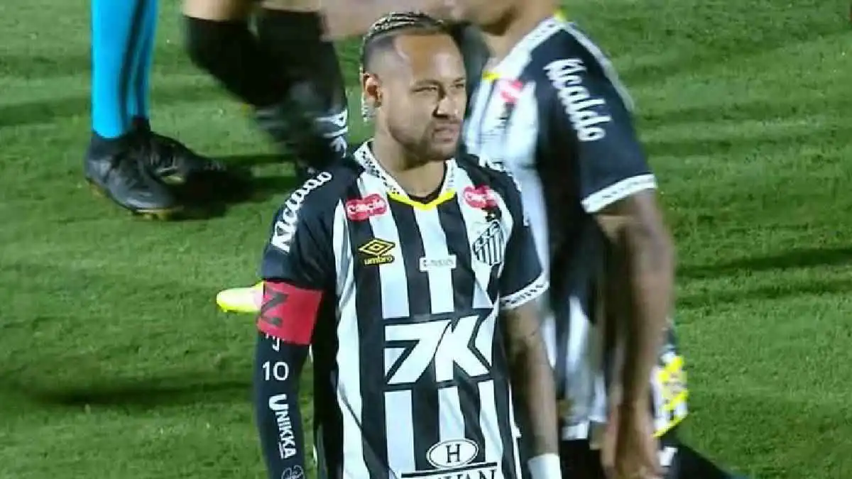 نيمار يوجه إشارة غاضبة بعد هزيمة مريرة لـ"سانتوس" (فيديو)